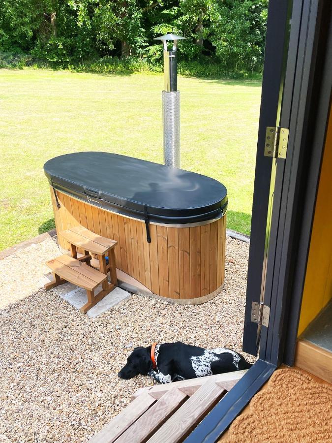 Old King William Shepherd Huts And Private Hot Tubs In North Norfolk Hunworth Exterior foto